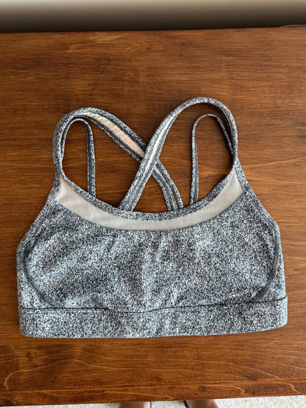Lululemon Strappy Back Sports Bra with mesh Size 6 Black/White